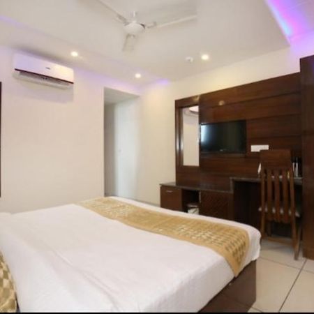 Hotel Silver Palm Zirakpur Екстер'єр фото