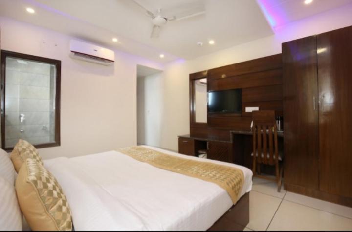Hotel Silver Palm Zirakpur Екстер'єр фото
