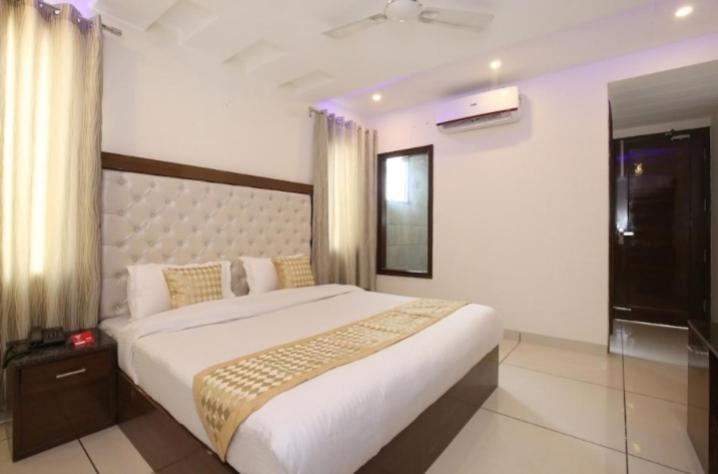 Hotel Silver Palm Zirakpur Екстер'єр фото